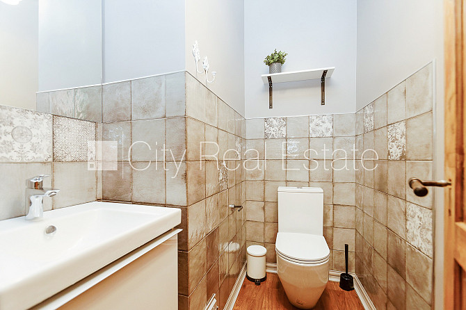 Fasādes māja, ieeja no ielas, mansards, sauna, caurstaigājamas izolētas istabas, augstie Rīga - foto 12