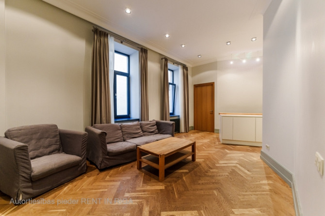 Tiek pārdots divu istabu dzīvoklis Rīgas Klusajā centrā  Elizabetes ielā, iekšpagalma Rīga - foto 1
