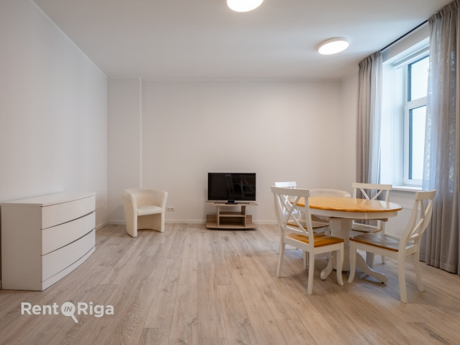Izīrē plašu mēbelētu 2-istabu dzīvokli Rīgas prestižajā Klusajā centrā.  Dzīvoklim ir Rīga - foto 8