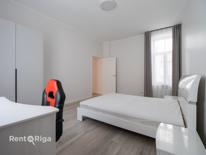 Izīrē plašu mēbelētu 2-istabu dzīvokli Rīgas prestižajā Klusajā centrā.  Dzīvoklim ir Rīga - foto 3