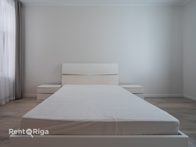 Izīrē plašu mēbelētu 2-istabu dzīvokli Rīgas prestižajā Klusajā centrā.  Dzīvoklim ir Rīga - foto 2