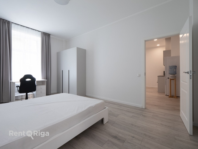 Izīrē plašu mēbelētu 2-istabu dzīvokli Rīgas prestižajā Klusajā centrā.  Dzīvoklim ir Rīga - foto 4
