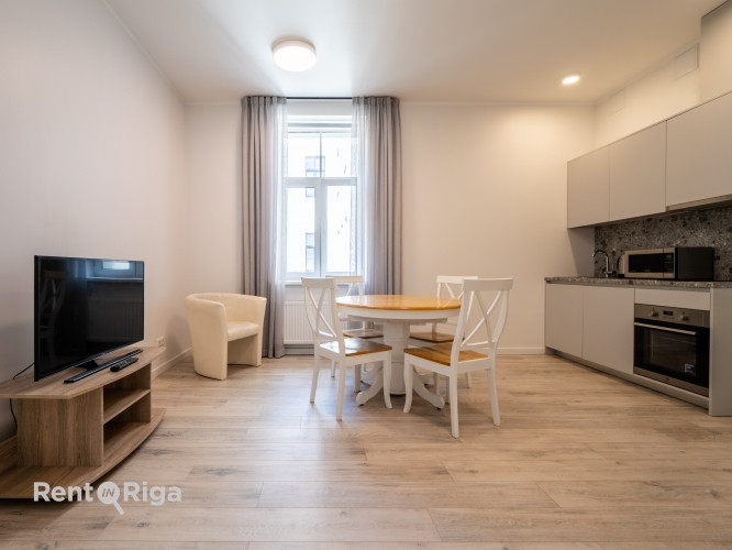 Izīrē plašu mēbelētu 2-istabu dzīvokli Rīgas prestižajā Klusajā centrā.  Dzīvoklim ir Rīga - foto 7