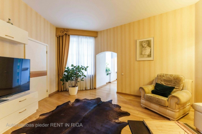 Ilgtermiņa īrei tiek piedāvāts divu istabu dzīvoklis Avotu ielā  klusā iekšpagalma mājā. Rīga - foto 1