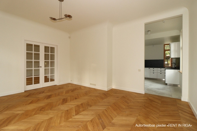 Izīrē skaistu, klasisku Mežaparka māju, kas apvieno elegantu funkcionalitāti un mājīgu Rīga - foto 1