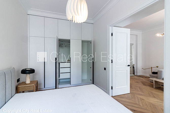 Fasādes māja, vieta automašīnai, logi vērsti mājas abās pusēs, viena istaba Rīga - foto 9
