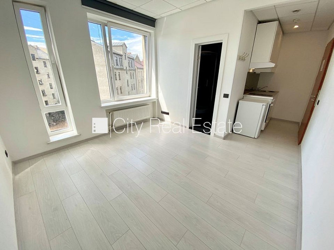 Fasādes māja, renovēta māja, ieeja no ielas, ir lifts, kāpņu telpa pēc kapitālā remonta, Rīga - foto 1