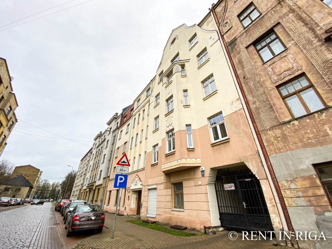 Dzīvoklis renovētā pirmskara ēkā.  Īpašuma priekšrocības:  Gaišs dzīvoklis ar lieliem Rīga - foto 5