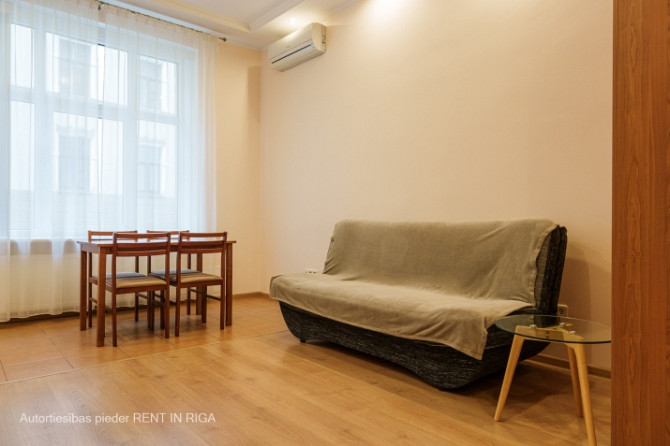 Īrei pieejams silts un plašs 2- istabu dzīvoklis Rīgas centrā.   Ērts plānojums, kas sastāv Rīga - foto 4