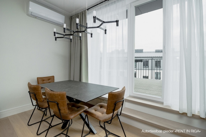 Klusajā centrā tiek izīrēts penthouse tipa dzīvoklis ar terasi (18,1m2). Dzīvoklis ar Rīga - foto 4