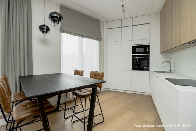 Klusajā centrā tiek izīrēts penthouse tipa dzīvoklis ar terasi (18,1m2). Dzīvoklis ar Rīga - foto 1