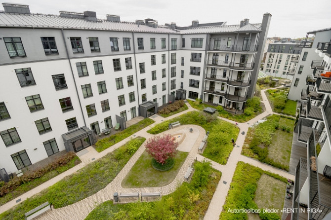Klusajā centrā tiek izīrēts penthouse tipa dzīvoklis ar terasi (18,1m2). Dzīvoklis ar Rīga - foto 6