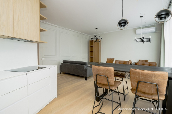 Klusajā centrā tiek izīrēts penthouse tipa dzīvoklis ar terasi (18,1m2). Dzīvoklis ar Rīga - foto 2