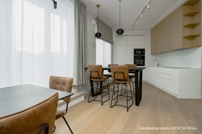 Klusajā centrā tiek izīrēts penthouse tipa dzīvoklis ar terasi (18,1m2). Dzīvoklis ar Rīga - foto 3