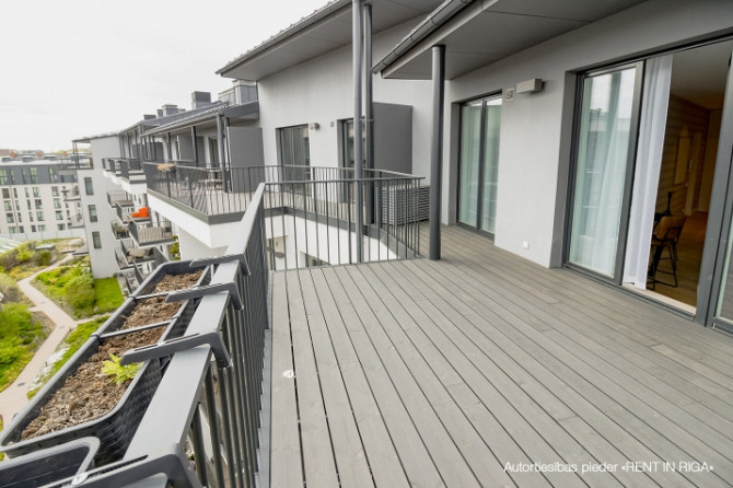 Klusajā centrā tiek izīrēts penthouse tipa dzīvoklis ar terasi (18,1m2). Dzīvoklis ar Rīga - foto 5