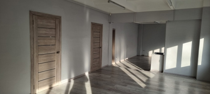 Iznomā divstāvu ēku komercdarbībai  Piemērota ražošanai, darbnīcai, noliktavai, birojam vai Rīga - foto 7