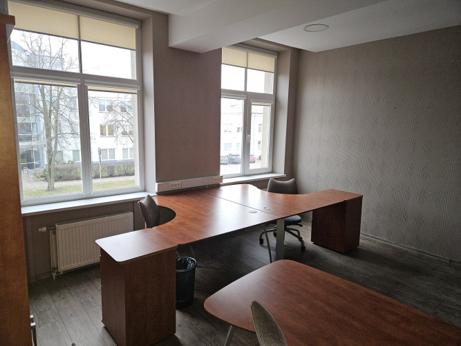 Tiek iznomāta biroja telpa ar mēbelēm. Tā ir izvietota ēkas 2.stāvā un sastāv no 1 Rīga - foto 3