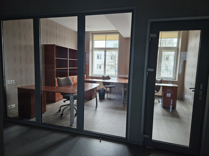 Tiek iznomāta biroja telpa ar mēbelēm. Tā ir izvietota ēkas 2.stāvā un sastāv no 1 Rīga - foto 7