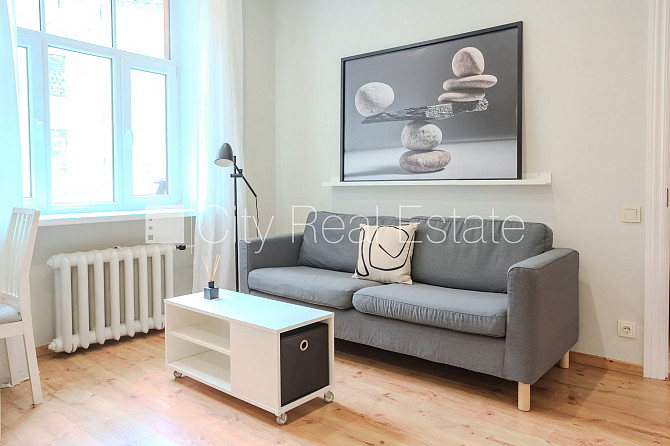 Fasādes māja, kāpņu telpa pēc kosmētiskā remonta, viena istaba izolēta, studio tipa, Rīga - foto 1