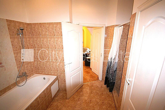 Fasādes māja, renovēta māja, ieeja no ielas, kāpņu telpa pēc kosmētiskā remonta, logi Rīga - foto 17