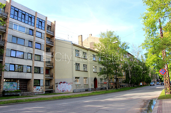 Fasādes māja, labiekārtots apzaļumots pagalms, vieta automašīnai, ieeja no ielas un pagalma, Rīga - foto 16