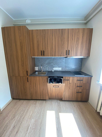 Fasādes māja, kāpņu telpa pēc kosmētiskā remonta, terase, logi vērsti uz pagalma pusi, Rīga - foto 6