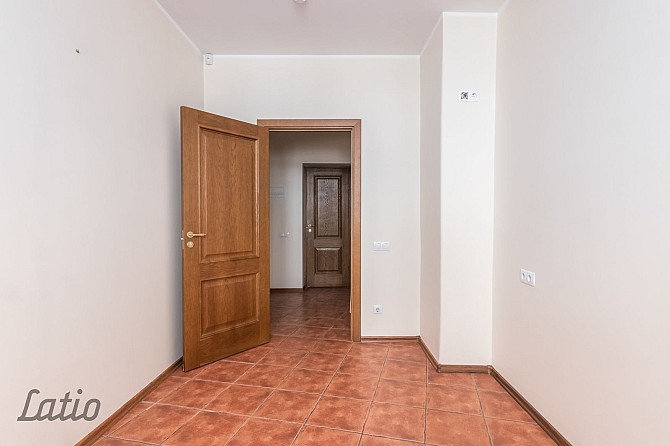 Pārdod kompaktu, mēbelētu un ar sadzīves tehniku aprīkotu divu izolētu istabu dzīvokli renovētā funk Рига - изображение 4