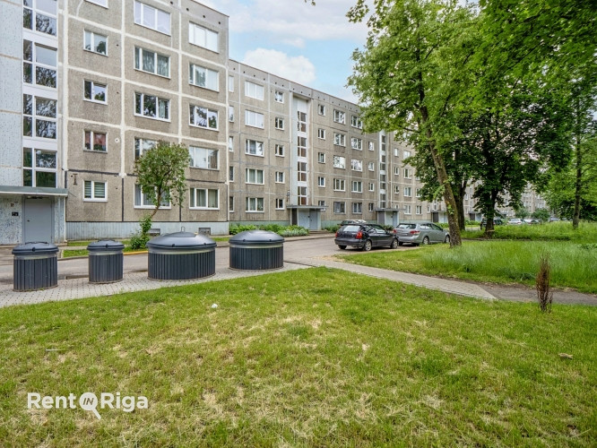 Pārdod 3 istabu dzīvokli pašā Iļģuciema centrā!  Dzīvoklis atrodas nama 2. stāvā un pa Rīga - foto 1