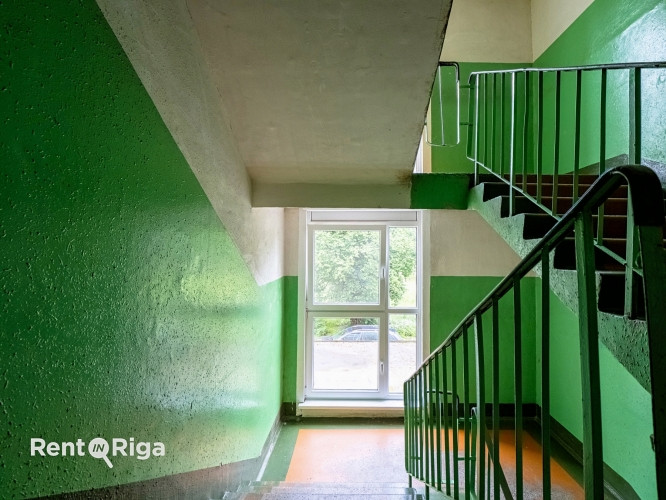 Pārdod 3 istabu dzīvokli pašā Iļģuciema centrā!  Dzīvoklis atrodas nama 2. stāvā un pa Rīga - foto 5