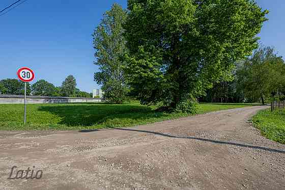 Piedāvājumā zemesgabals Jelgavas centrālajā daļā, klusā ielas posmā. 
Piebraukšana iespējama pa asfa Jelgava un Jelgavas novads