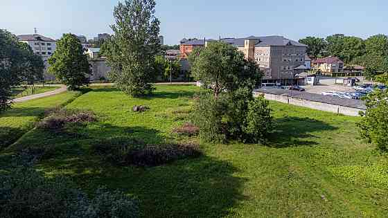 Piedāvājumā zemesgabals Jelgavas centrālajā daļā, klusā ielas posmā. 
Piebraukšana iespējama pa asfa Jelgava un Jelgavas novads