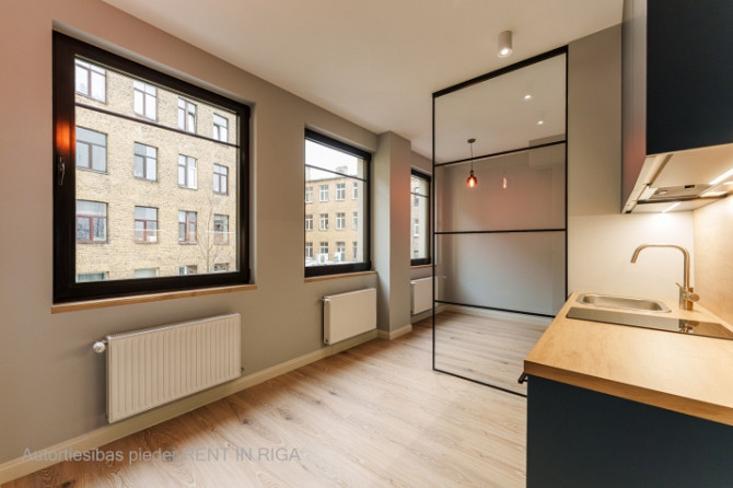 Iegādei pieejams mūsdienīgs un līdz detaļām pārdomāts studio tipa dzīvoklis Ernesta Rīga - foto 2