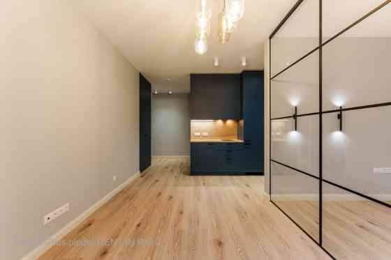 A modern and meticulously designed studio apartment is available for reservation at Ernesta Birzniek Rīga