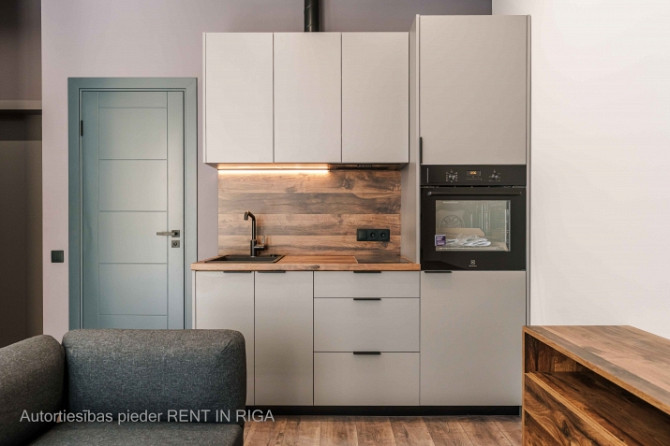 A modern and meticulously designed studio apartment is available for purchase at Ernesta Birznieka-U Рига - изображение 5