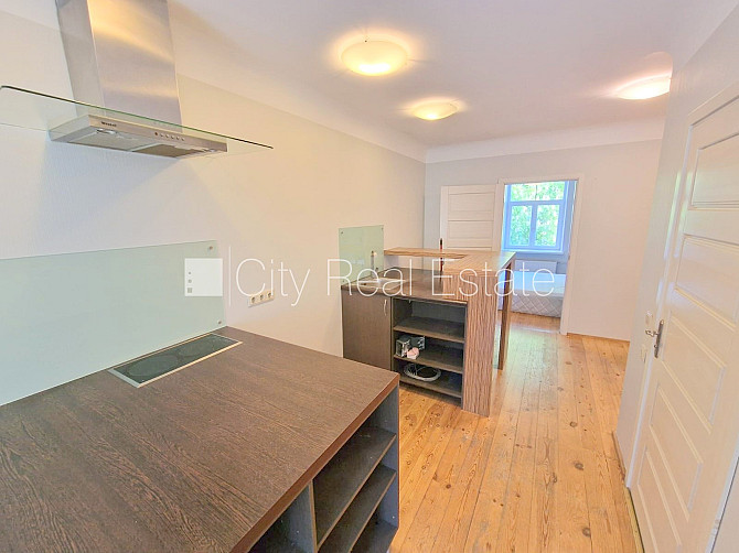 Fasādes māja, kāpņu telpa pēc kosmētiskā remonta, viena istaba izolēta, studio tipa, Rīga - foto 12