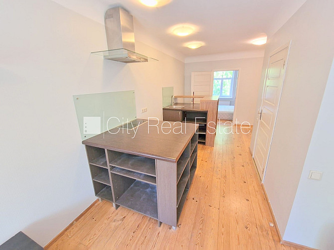 Fasādes māja, kāpņu telpa pēc kosmētiskā remonta, viena istaba izolēta, studio tipa, Rīga - foto 11