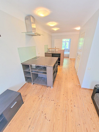 Fasādes māja, kāpņu telpa pēc kosmētiskā remonta, viena istaba izolēta, studio tipa, Rīga - foto 7