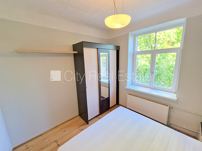 Fasādes māja, kāpņu telpa pēc kosmētiskā remonta, viena istaba izolēta, studio tipa, Rīga - foto 19