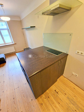 Fasādes māja, kāpņu telpa pēc kosmētiskā remonta, viena istaba izolēta, studio tipa, Rīga - foto 9
