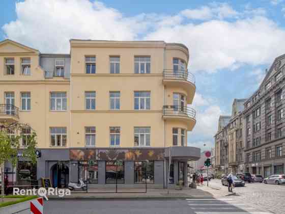 Iznomā lieliskas telpas restorānam ar aprīkojumu, veikalam vai kafejnīcai. Izdevīga un pilsētā popul Рига