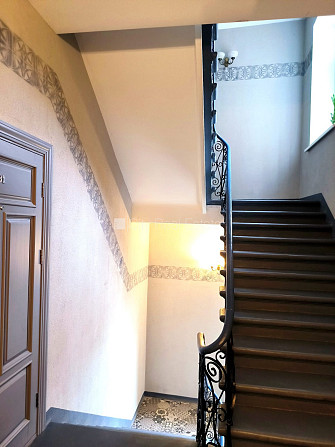 Pagalma ēka, renovēta māja, kāpņu telpa pēc kapitālā remonta, guļamistabu skaits 2 gab., Rīga - foto 16
