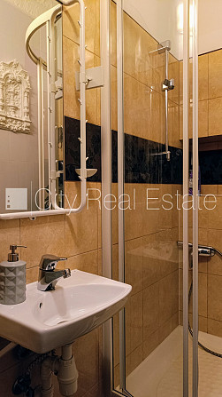 Renovēta māja, slēgts pagalms, istabas izolētas 1 gab., studio tipa, virtuve apvienota ar Rīga - foto 11