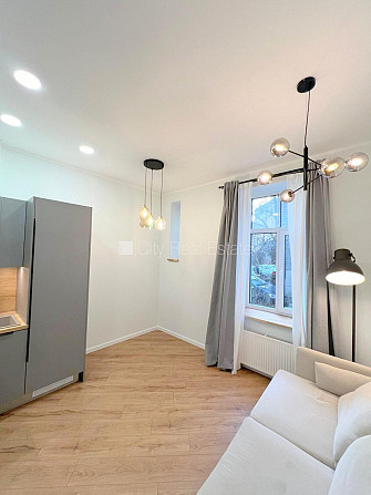 Pagalma ēka, renovēta māja, slēgts pagalms, ieeja no ielas un pagalma, kāpņu telpa pēc Rīga - foto 3