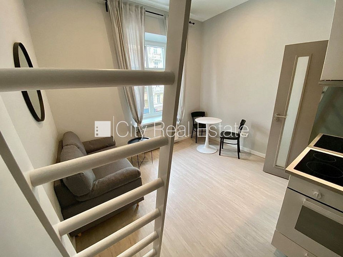 Fasādes māja, renovēta māja, slēgts pagalms, ieeja no ielas, kāpņu telpa pēc kapitālā Rīga - foto 15