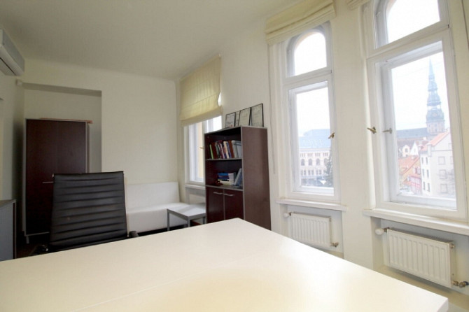 Iznomā biroja telpas Vecrīgā  5. stāvā ar liftu  Piedāvājumā:  Privātas biroja telpas  47 Rīga - foto 4