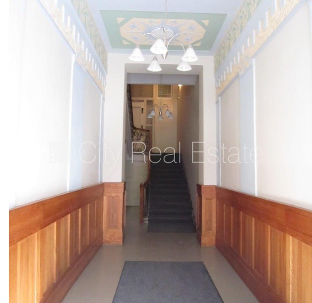 Fasādes māja, ieeja no ielas, ir lifts, kāpņu telpa pēc kapitālā remonta, balkons, istabas Rīga - foto 6