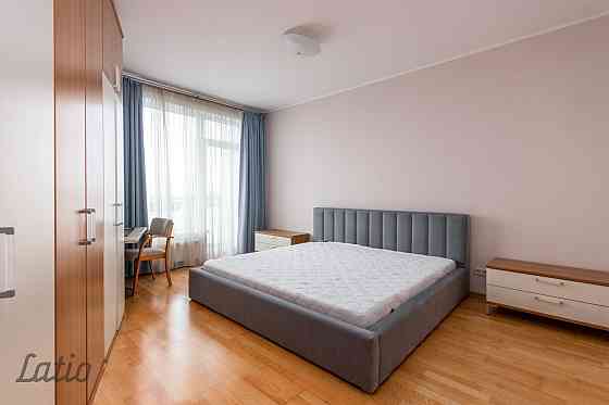 Pārdod elegantu 3 istabu dzīvokli ar terasi un 2 auto stāvvietām projektā Duntes ozoli
Piedāvājumā g Rīga