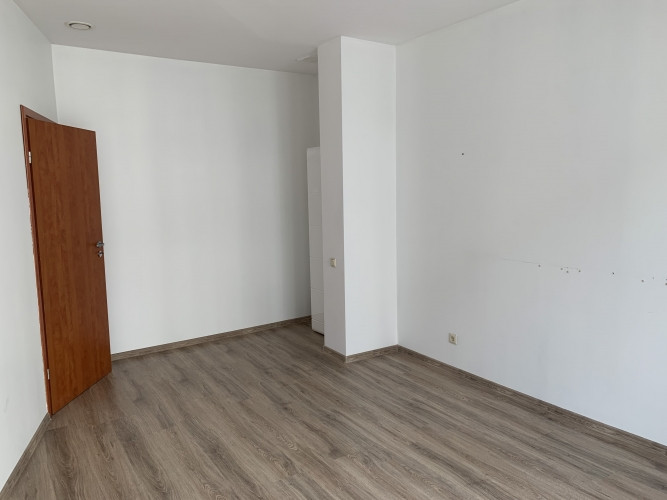 Iznomā gaišas komerctelpas ar lieliem skatlogiem  Matīsa ielā, pretī t/c Bērnu pasaule! Rīga - foto 7