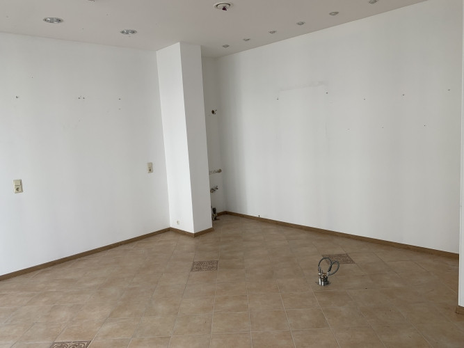 Iznomā gaišas komerctelpas ar lieliem skatlogiem  Matīsa ielā, pretī t/c Bērnu pasaule! Rīga - foto 4