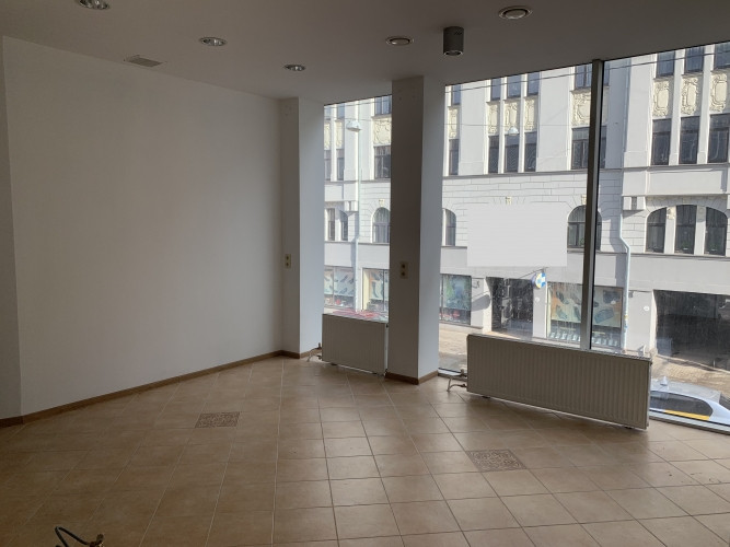 Iznomā gaišas komerctelpas ar lieliem skatlogiem  Matīsa ielā, pretī t/c Bērnu pasaule! Rīga - foto 1